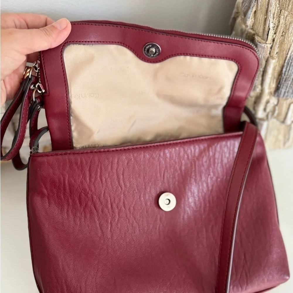 Calvin Klein Crossbody in Currant – Stylish & Functional